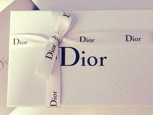 Dior圣诞限定气垫蜜粉2020_2020dior圣诞气垫粉饼